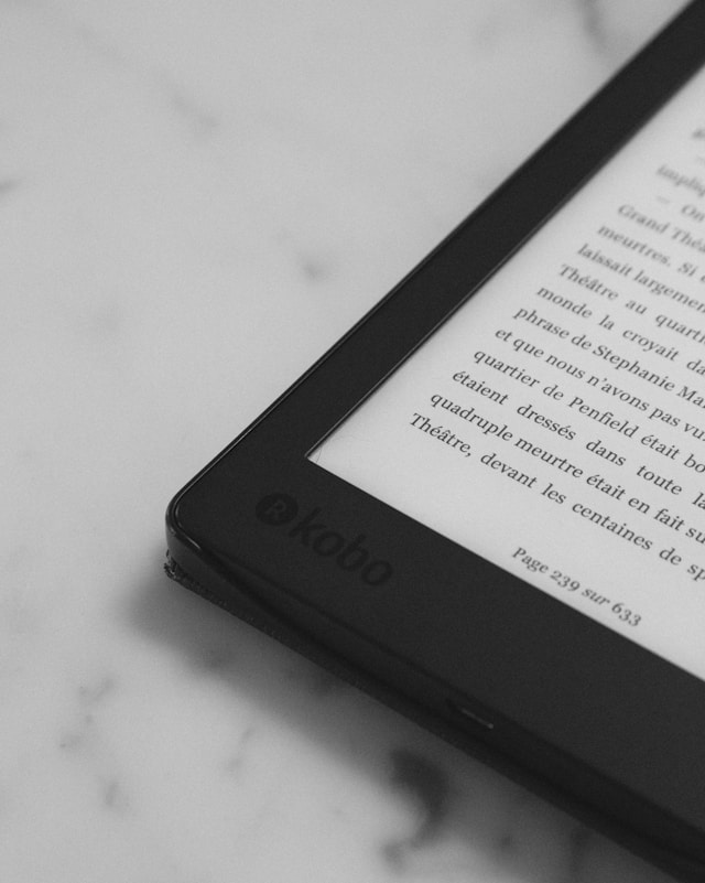 e-reader com texto em francês